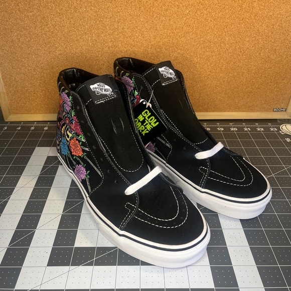 Vans sk8 hi 
DIA DE MUERTOS💀💀
GLOW IN THE DARK
BRAND NEW - Picture 9 of 16